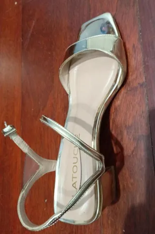 Sandalias doradas Latouche tacón nuevas