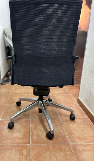 Silla de oficina ergonómica negra