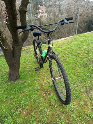 Bicicleta de montaña negra