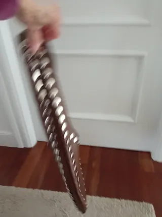 Bolso mediano marrón con tachuelas