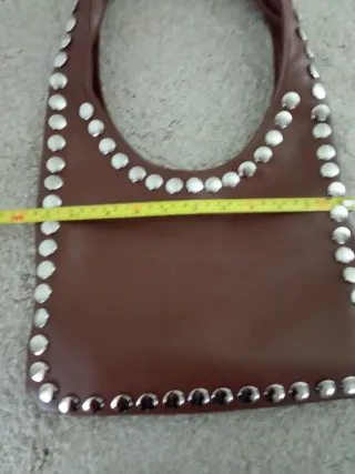 Bolso mediano marrón con tachuelas
