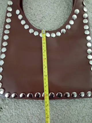 Bolso mediano marrón con tachuelas