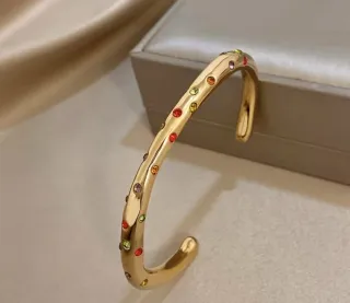 Pulsera dorada con piedras multicolor