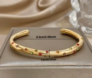 Pulsera dorada con piedras multicolor