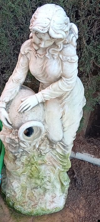 Figura de piedra mujer con ánfora