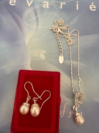 Conjunto de bisutería con perlas