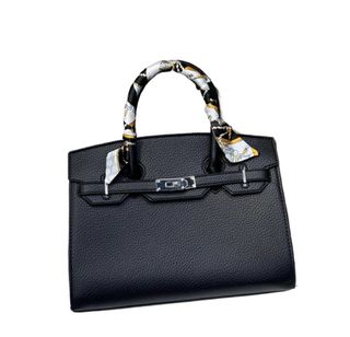 Bolso naranja con pañuelo estampado