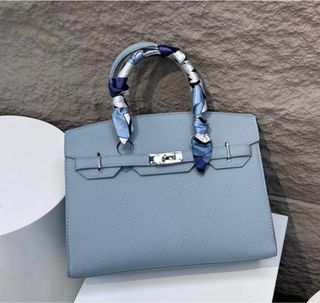 Bolso naranja con pañuelo estampado