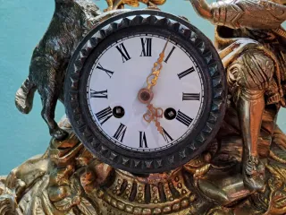 Reloj de sobremesa antiguo