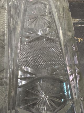 Licorera antigua de cristal tallado