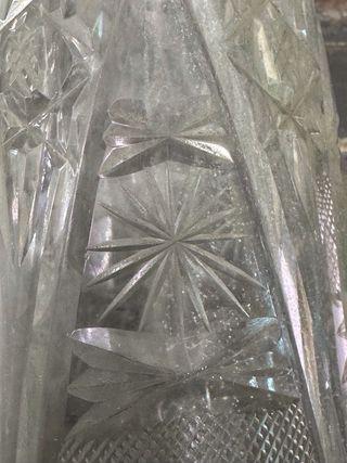 Licorera antigua de cristal tallado