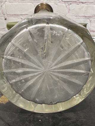 Licorera antigua de cristal tallado