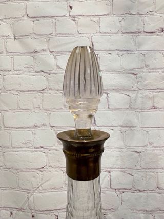 Licorera antigua de cristal tallado