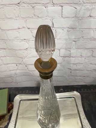 Licorera antigua de cristal tallado