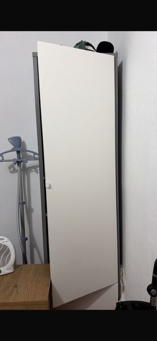 Armario blanco y gris