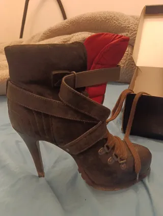 Botines de tacón marrón y rojo