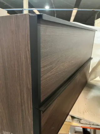 Mueble de nogal con detalles metálicos