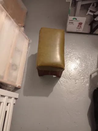 Taburete antiguo de cuero y madera