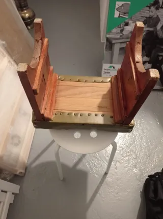 Taburete antiguo de cuero y madera