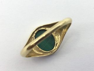 sello oro 18k con piedra con malaquita