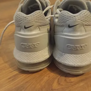 Zapatillas Nike grises y blancas