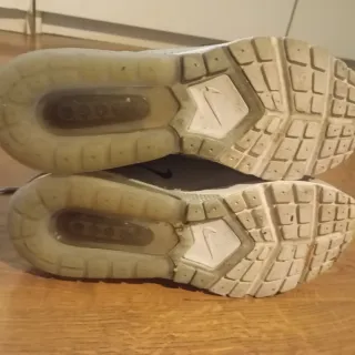 Zapatillas Nike grises y blancas