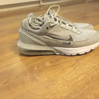 Zapatillas Nike grises y blancas