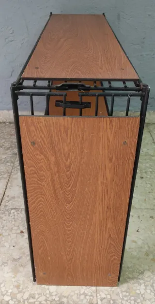 Estantería metálica y madera