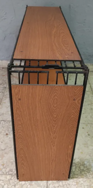 Estantería metálica y madera