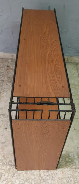 Estantería metálica y madera