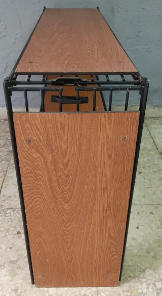 Estantería metálica y madera