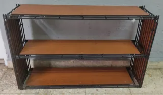 Estantería metálica y madera