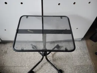 Mesa con ruedas y cristal y altura regulable