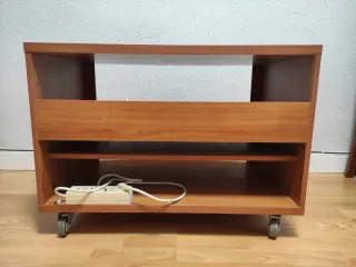 Mesa TV madera con ruedas y baldas