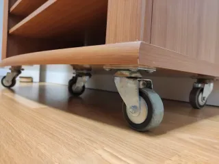 Mesa TV madera con ruedas y baldas