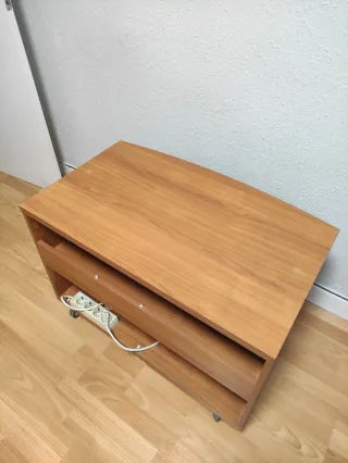 Mesa TV madera con ruedas y baldas