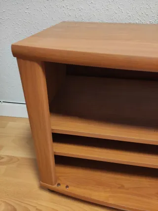 Mesa TV madera con ruedas y baldas