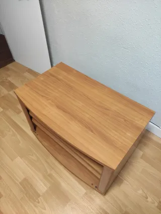Mesa TV madera con ruedas y baldas