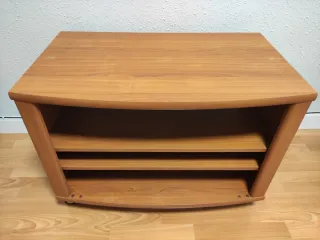 Mesa TV madera con ruedas y baldas