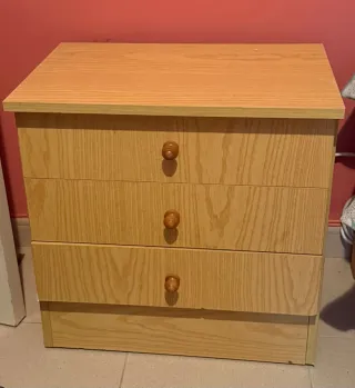 Mesita de noche de madera