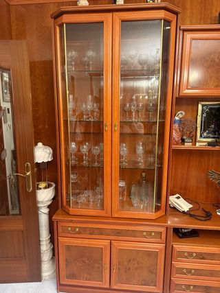 Mueble de salón de madera y cristal