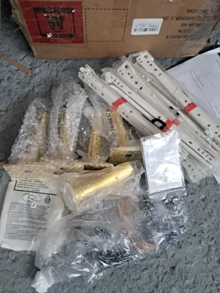 Cómoda YITAHOME Negra y Dorada