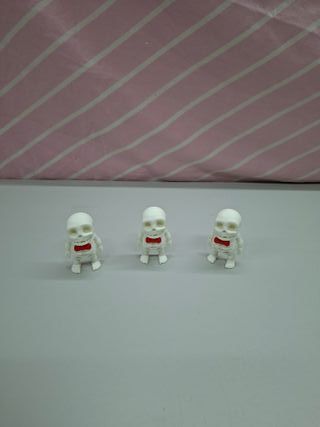 Esqueletos com laço vermelho