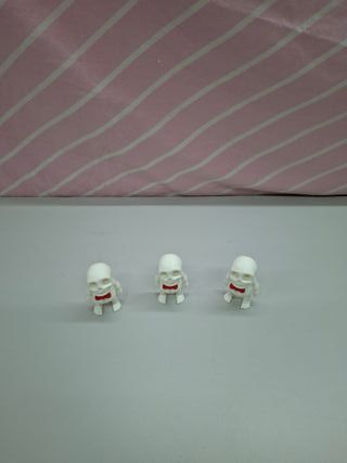 Esqueletos com laço vermelho