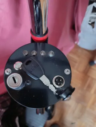 Triciclo Eléctrico con Asiento y Marcha Atrás