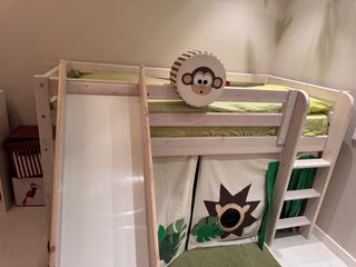 Cama alta con tobogán y cortinas