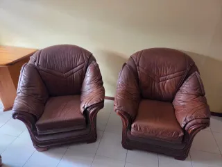 Conjunto Sofás Pele Castanhos