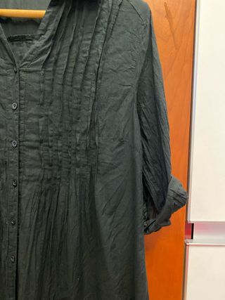 Camisa negra larga con botones