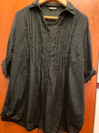 Camisa negra larga con botones