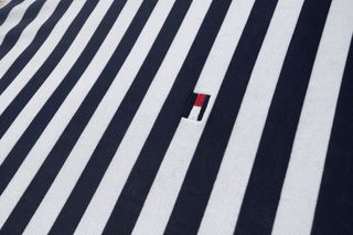 Camiseta Tommy Hilfiger Rayas Azul Marino y Blanca